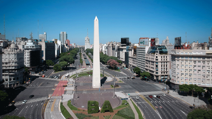 Ajustes de Milei en Argentina comienzan a espantar a turistas y precios ya son similares a los de Chile